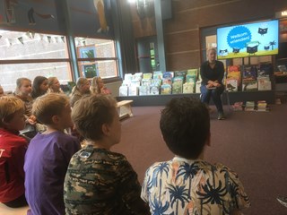 Bibliotheekbezoek De Meerkoet groep 5-6 a