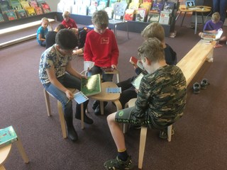 Bibliotheekbezoek De Meerkoet groep 5-6 c